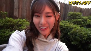 约了两个年轻嫩嫩小美女到家里，白白嫩嫩好身材，上去脱光光舔吸逼逼湿漉漉双飞抽插吞吐浪叫爽